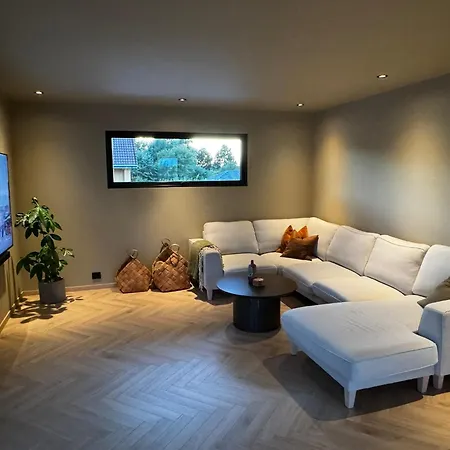 Stort Og Stilfult Hjem Med Attraktiv Beliggenhet Villa